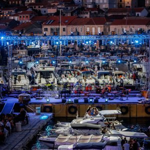 Vela Luka uoči početka koncerta 'Trag u beskraju'