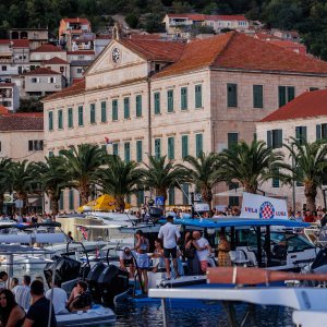 Vela Luka uoči početka koncerta 'Trag u beskraju'