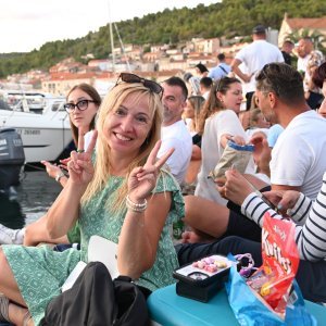 Vela Luka uoči početka koncerta 'Trag u beskraju'