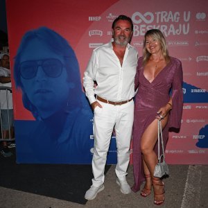 Okupljanje posjetitelja i poznatih na koncert Trag u beskraju