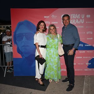 Okupljanje posjetitelja i poznatih na koncertu Trag u beskraju