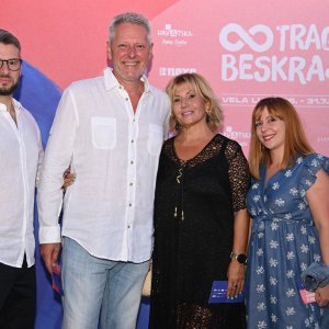 Okupljanje posjetitelja i poznatih na koncertu Trag u beskraju