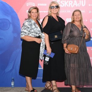 Okupljanje posjetitelja i poznatih na koncertu Trag u beskraju