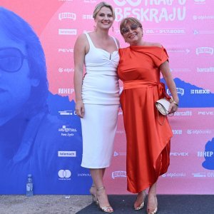Okupljanje posjetitelja i poznatih na koncertu Trag u beskraju