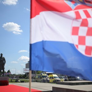 Okupljanje uzvanika uoči početka vojnog mimohoda
