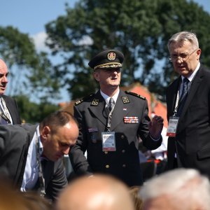 Okupljanje uzvanika uoči početka vojnog mimohoda