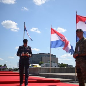 Okupljanje uzvanika uoči početka vojnog mimohoda