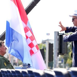 Okupljanje uzvanika uoči početka vojnog mimohoda