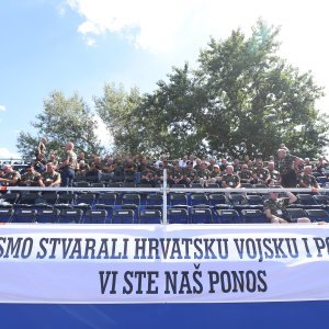 Okupljanje uzvanika uoči početka vojnog mimohoda