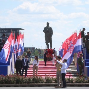 Okupljanje uzvanika uoči početka vojnog mimohoda