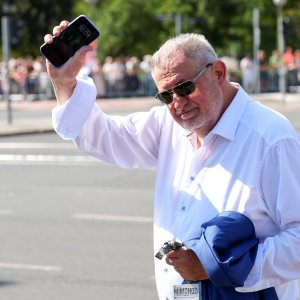 Okupljanje uzvanika uoči početka vojnog mimohoda