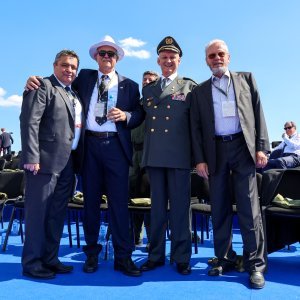 Okupljanje uzvanika uoči početka vojnog mimohoda