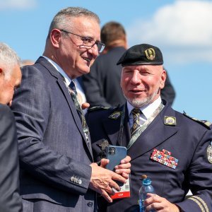 Okupljanje uzvanika uoči početka vojnog mimohoda
