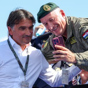 Okupljanje uzvanika uoči početka vojnog mimohoda
