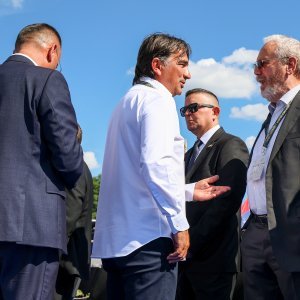 Okupljanje uzvanika uoči početka vojnog mimohoda