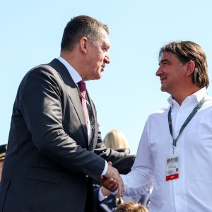 Okupljanje uzvanika uoči početka vojnog mimohoda