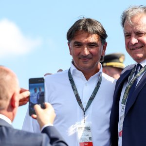 Okupljanje uzvanika uoči početka vojnog mimohoda