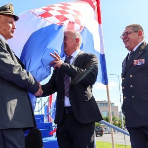 Okupljanje uzvanika uoči početka vojnog mimohoda