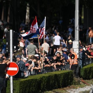 Građani s raznih lokacija prate vojni mimohod