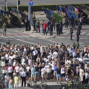 Građani s raznih lokacija prate vojni mimohod