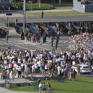 Građani s raznih lokacija prate vojni mimohod