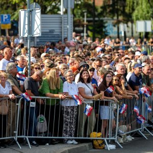 Građani s raznih lokacija prate vojni mimohod