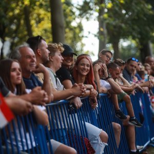 Građani s raznih lokacija prate vojni mimohod