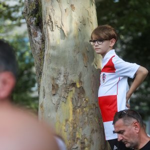 Građani s raznih lokacija prate vojni mimohod