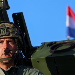 Oklopnjaci, tenkovi i druga vozila na mimohodu