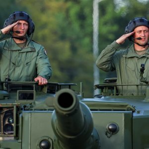 Oklopnjaci, tenkovi i druga vozila na mimohodu