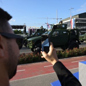 Oklopnjaci, tenkovi i druga vozila na mimohodu