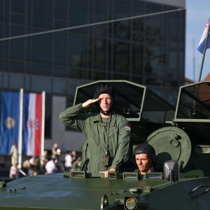 Oklopnjaci, tenkovi i druga vozila na mimohodu