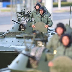Oklopnjaci, tenkovi i druga vozila na mimohodu