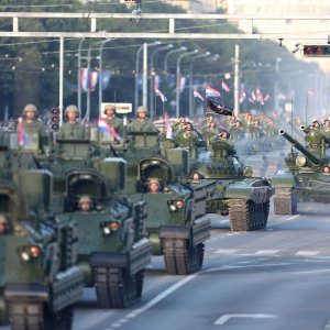 Oklopnjaci, tenkovi i druga vozila na mimohodu