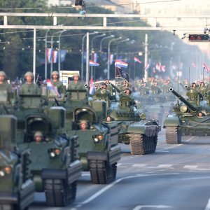 Oklopnjaci, tenkovi i druga vozila na mimohodu