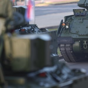 Oklopnjaci, tenkovi i druga vozila na mimohodu