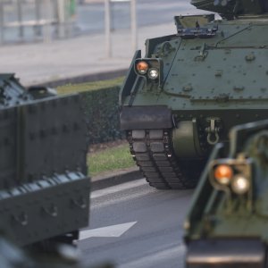Oklopnjaci, tenkovi i druga vozila na mimohodu