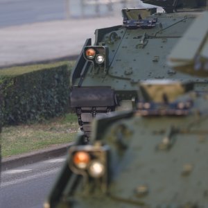 Oklopnjaci, tenkovi i druga vozila na mimohodu