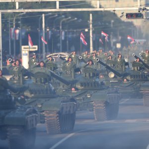 Oklopnjaci, tenkovi i druga vozila na mimohodu