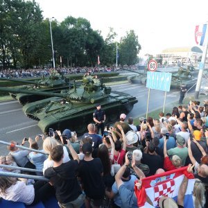 Oklopnjaci, tenkovi i druga vozila na mimohodu