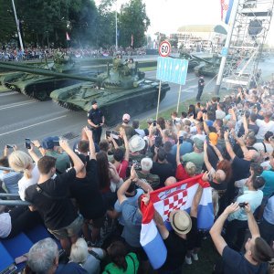 Oklopnjaci, tenkovi i druga vozila na mimohodu
