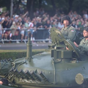 Oklopnjaci, tenkovi i druga vozila na mimohodu