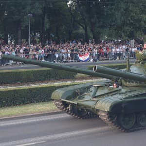 Oklopnjaci, tenkovi i druga vozila na mimohodu