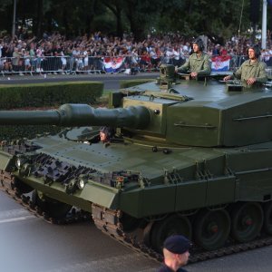 Oklopnjaci, tenkovi i druga vozila na mimohodu