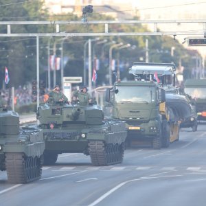 Oklopnjaci, tenkovi i druga vozila na mimohodu