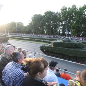 Oklopnjaci, tenkovi i druga vozila na mimohodu