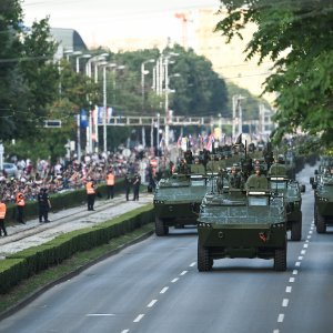 Oklopnjaci, tenkovi i druga vozila na mimohodu