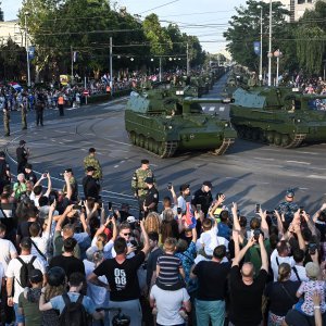 Oklopnjaci, tenkovi i druga vozila na mimohodu