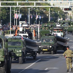 Oklopnjaci, tenkovi i druga vozila na mimohodu