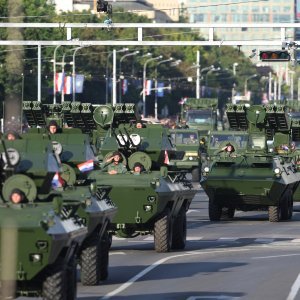 Oklopnjaci, tenkovi i druga vozila na mimohodu